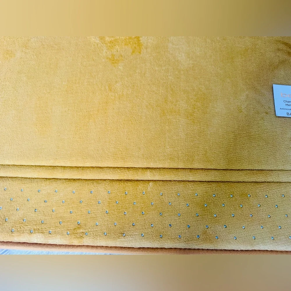 NWT Bebe Mustard Yellow 20”X32” Charcoal Memory Foam Antimicrobial Gold Bath Rug